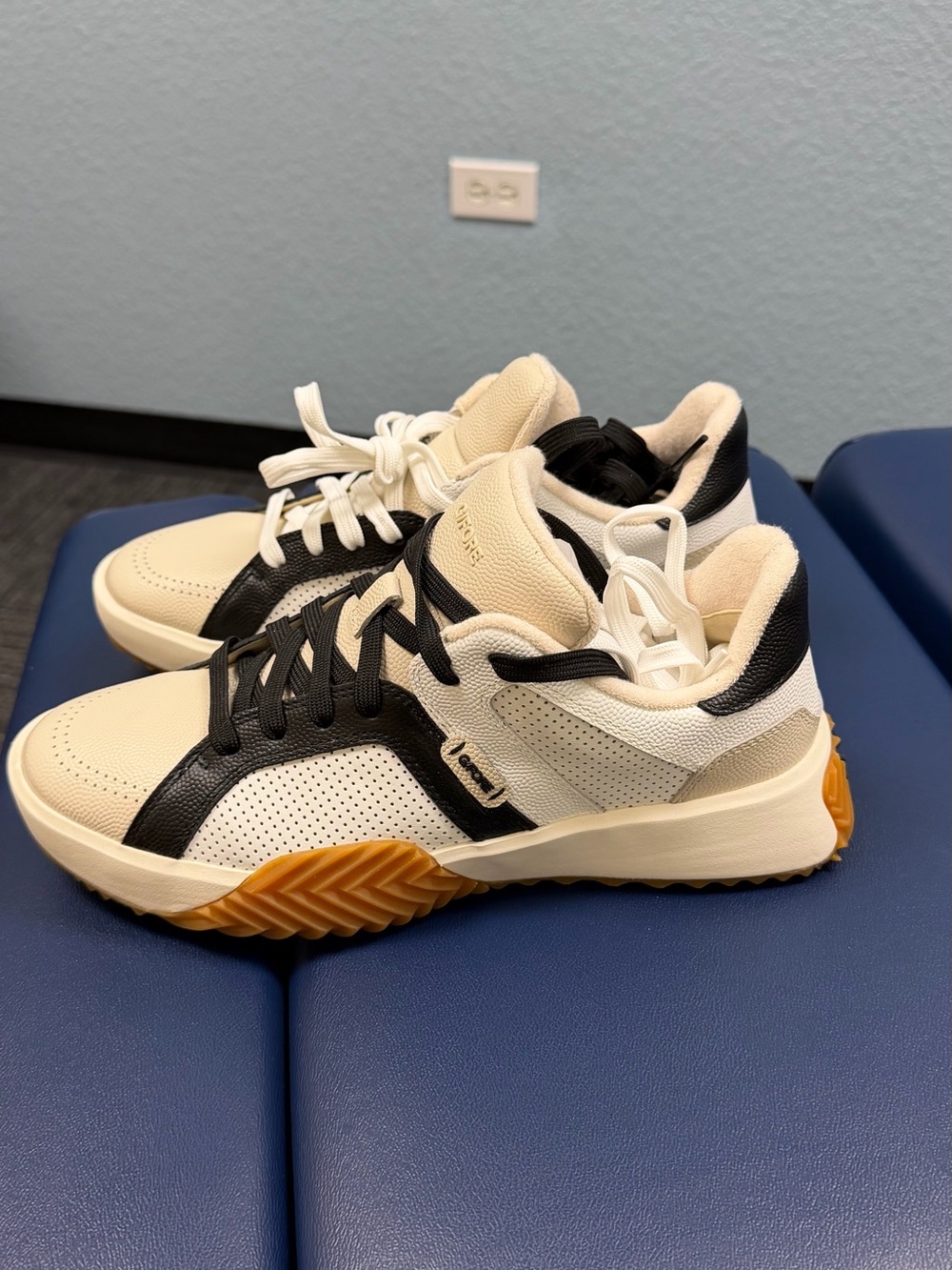 G/FORE Men's Cream and Black Low-Top Sneakers with Gum Sole